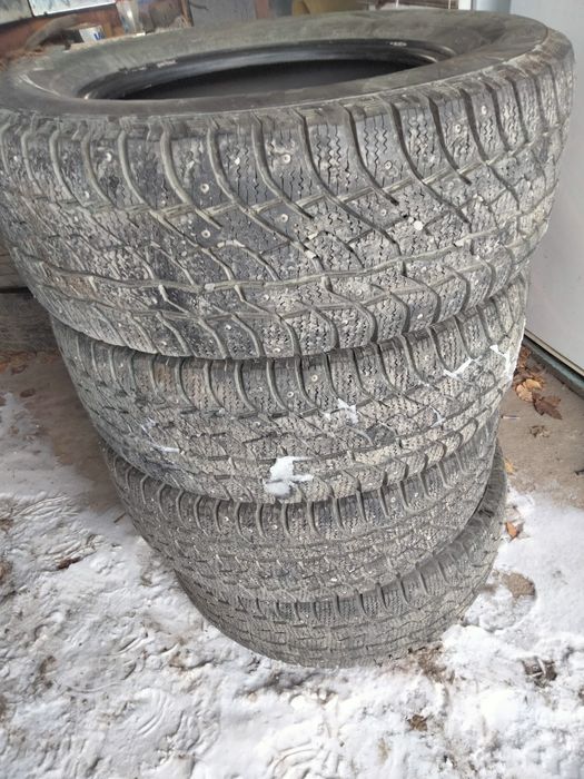 Продам шипованные шины