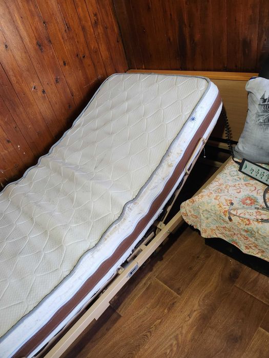 Инвалидно легло с механизми които напълно работят