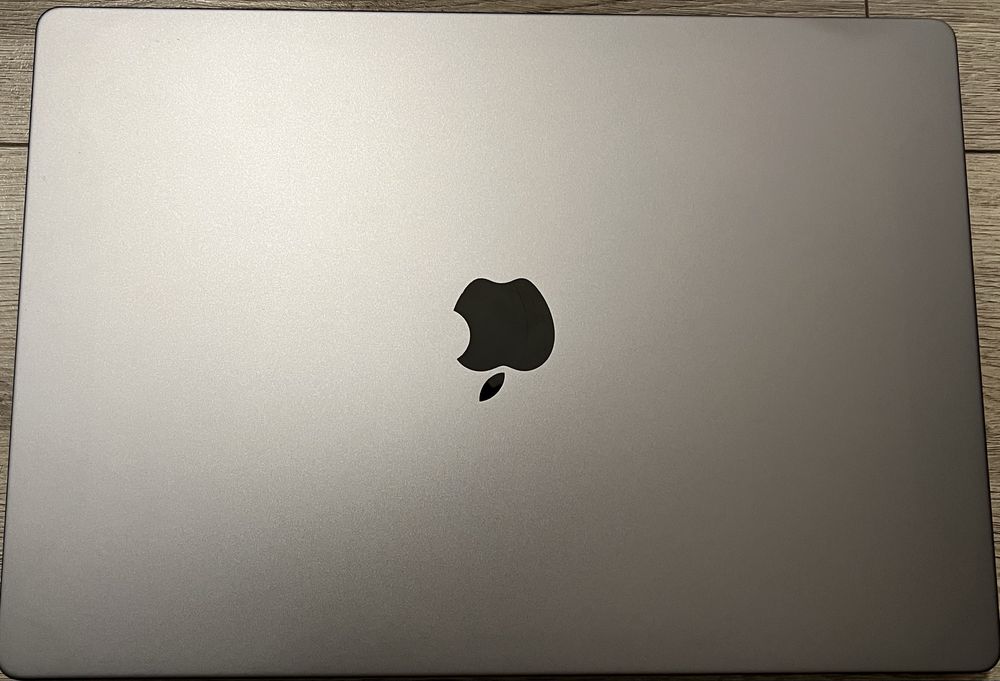 MacBook Pro 16” M1 Pro | 32 GB RAM | 1 TB SSD | Husă SUPCASE