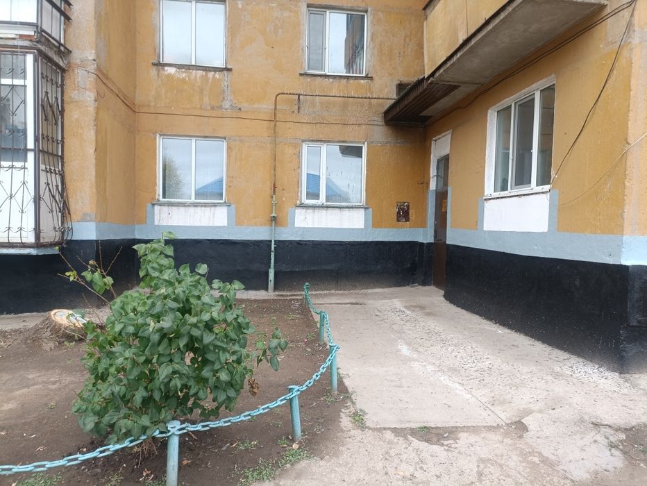 Продаётся 4 комнатная квартира 3/5 этаж, середина, распашонка.