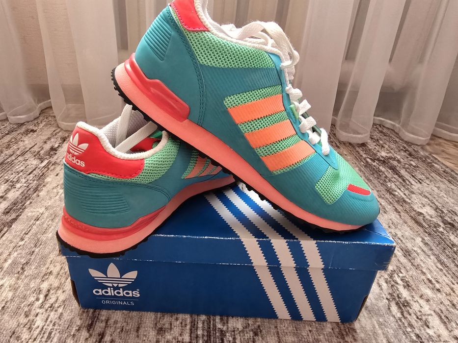 Продам кроссовки Адидас