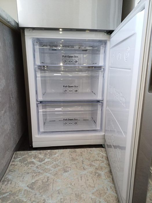 Холодильник Samsung в идеальном состоянии