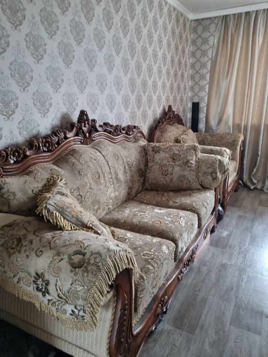 Большой диван с креслом