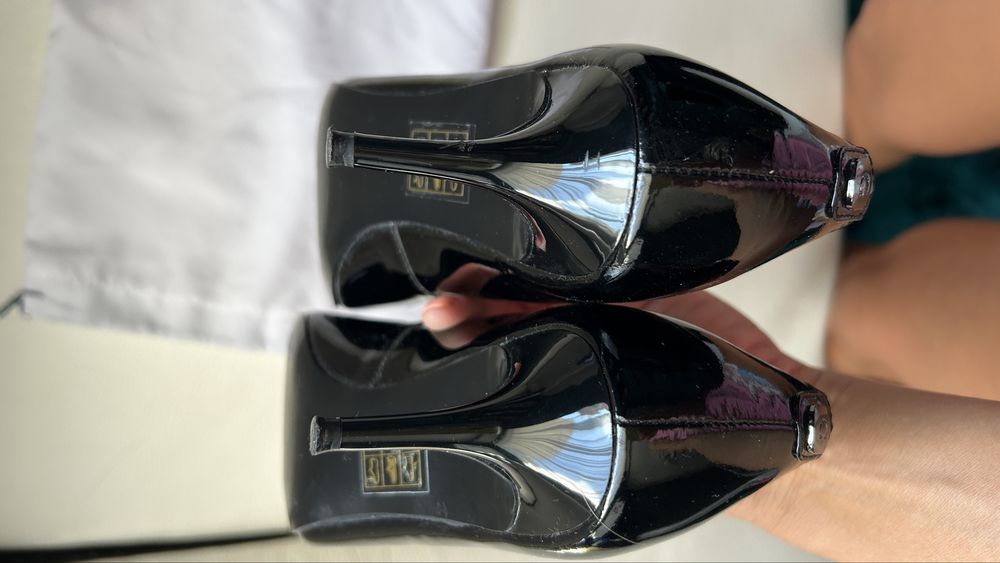 Елегантни обувки Guess