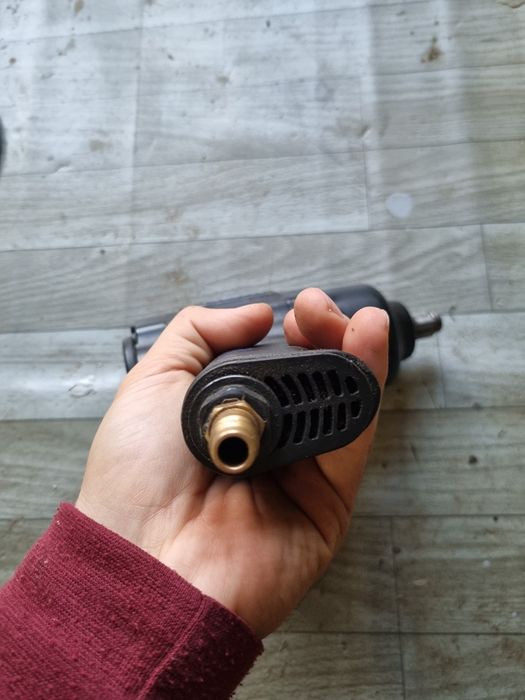 Pistol pneumatic de impact