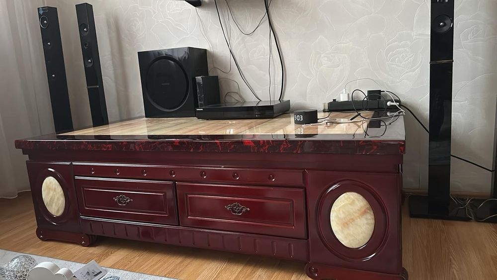 Тумба под телевизор, имеется 4 полки