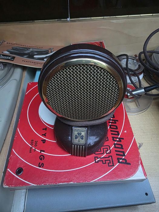 Comoda vintage cu radio, magnetofon si pickup