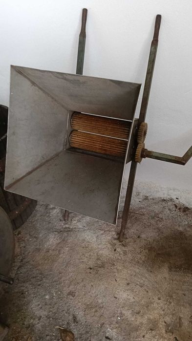 Storcător (presă, teasc) fontă + zdrobitor struguri inox, complete