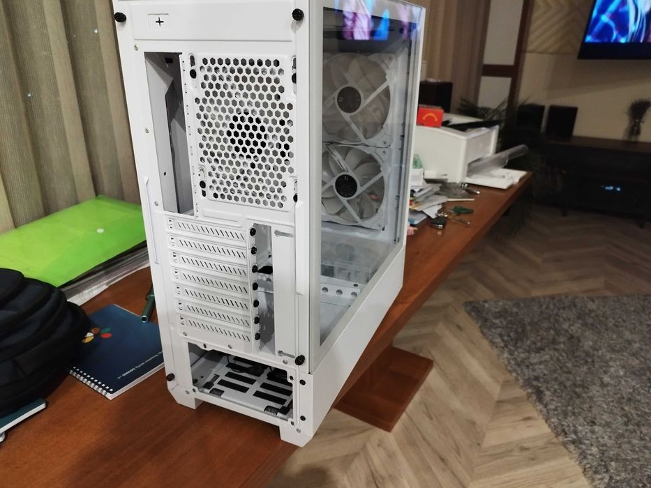 Vând carcasa pc gaming LIAN LI alba cu 5 ventilatoare