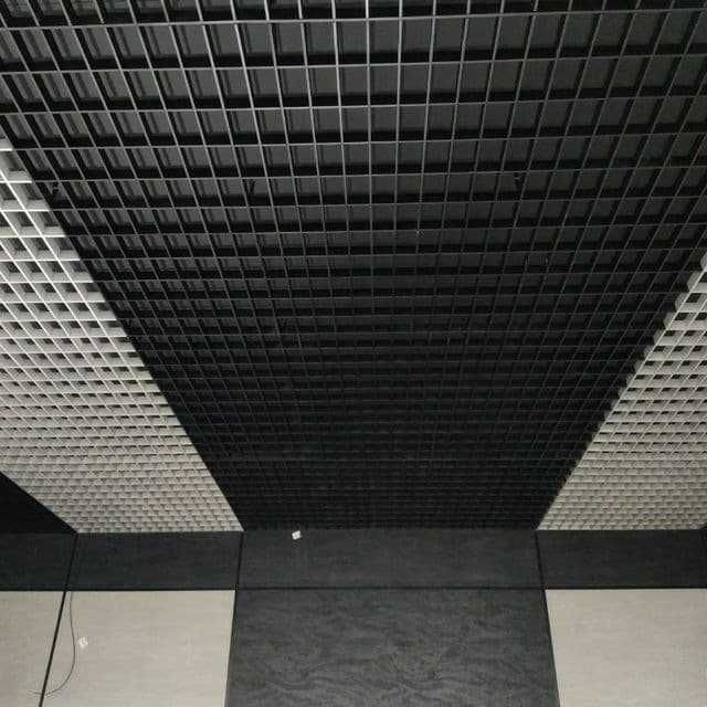 Reykali, grilyato, kassetali potoloklar (Реечные, грильято, кассетные)