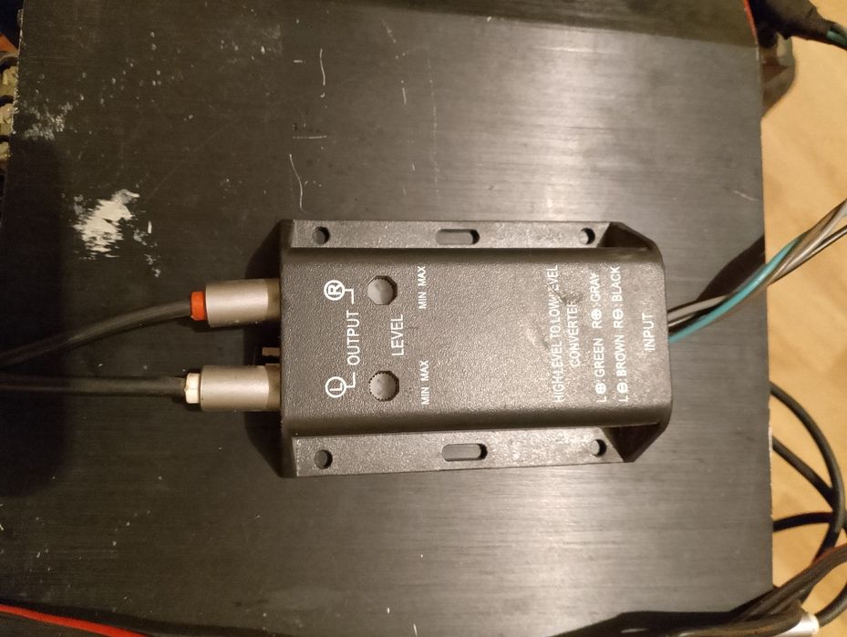 Vând urgent stație subwoofer alpine 300W  cu tot cu subwoofer
