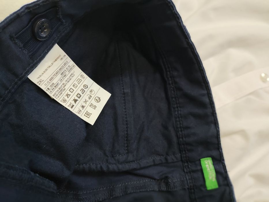 Брюки, рубашка, шорты.