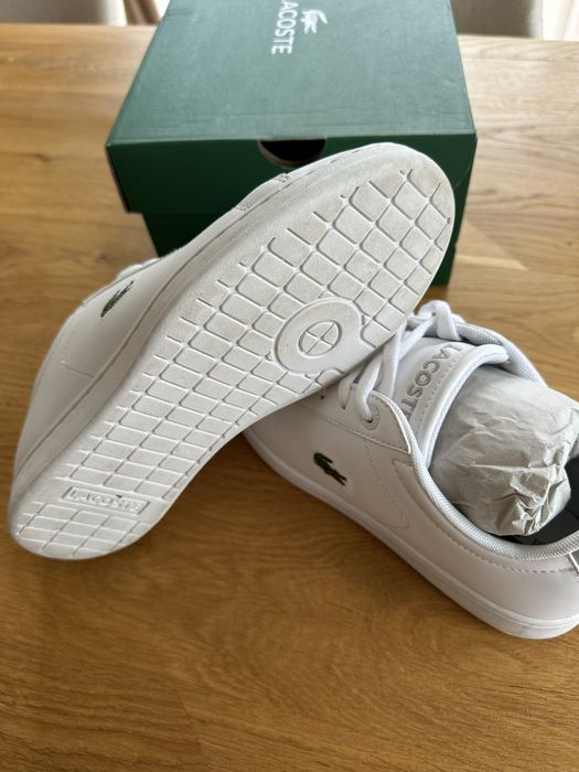 Продавам бели детски кецове Lacoste - 36 номер