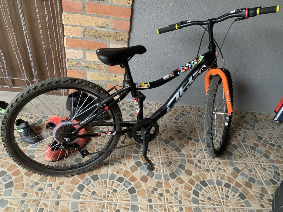 Vand bicicleta aproape noua