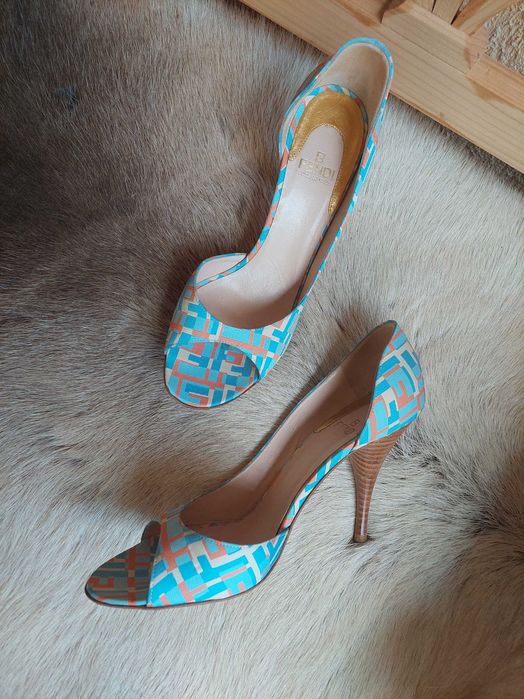 pantofi Fendi , m 39, o singura purtare , stare excelenta , 800 lei .