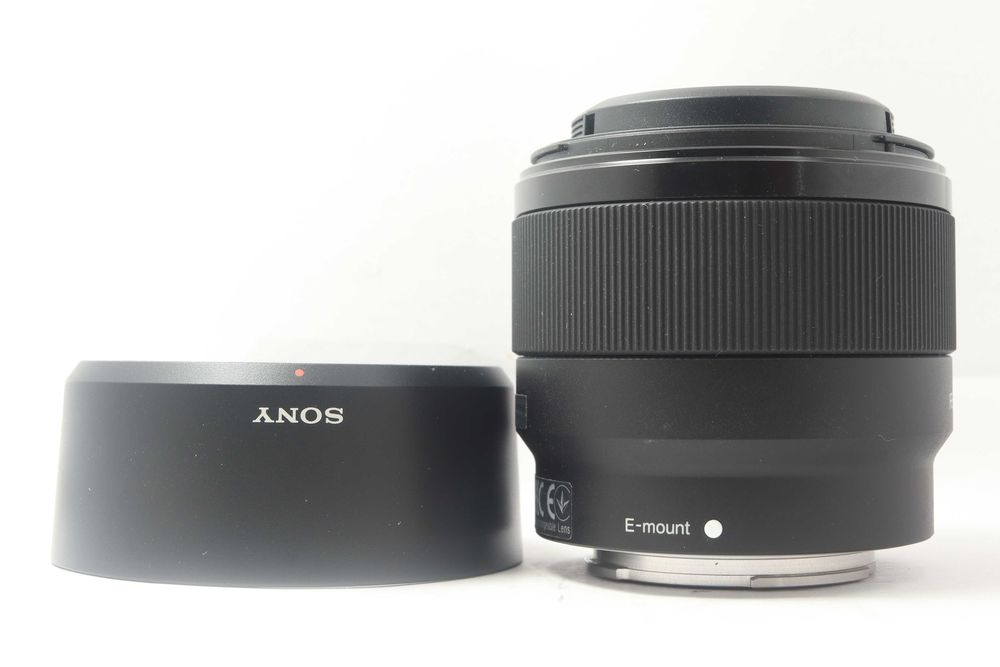 Vând obiectiv Sony FE 50mm f/1.8 pentru montură Sony E, full-frame, în stare excelentă, practic ca nou.