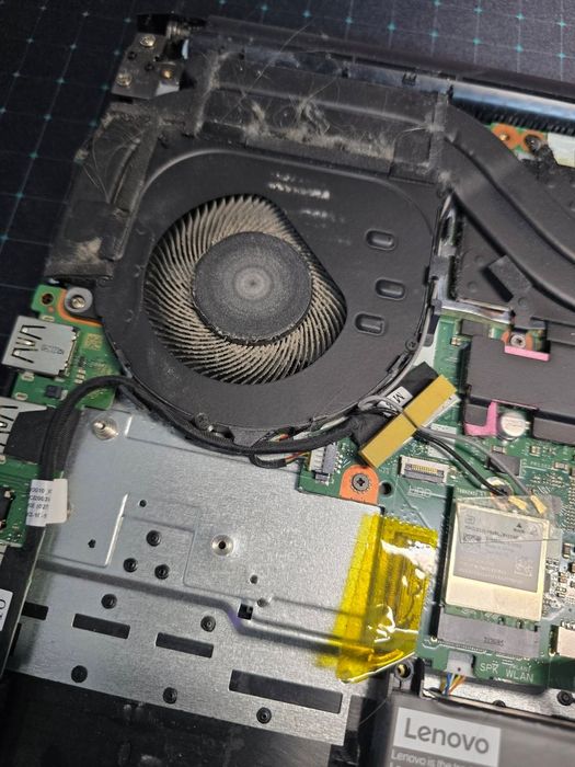 Curățare laptop + schimb pastă termoconductoare Brașov