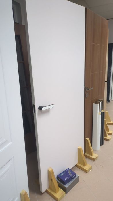 Външни метални врати и вътрешни интериорни налични