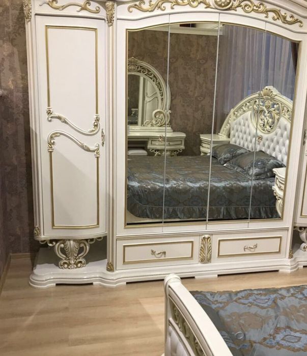 Продам спальный гарнитур.