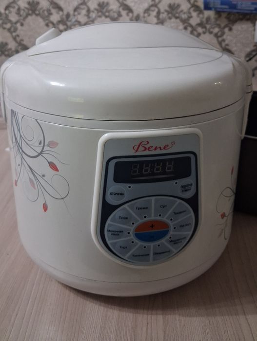 Мультиварка Bene рабочая