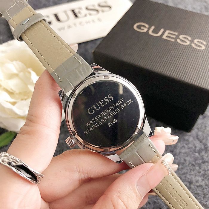 Дамски ръчен часовник Guess с кожена верижка