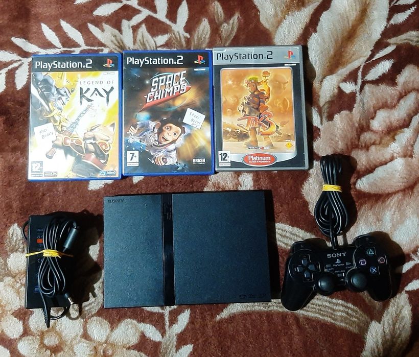Vând PlayStation 2 slim complet în stare bună 3 jocuri