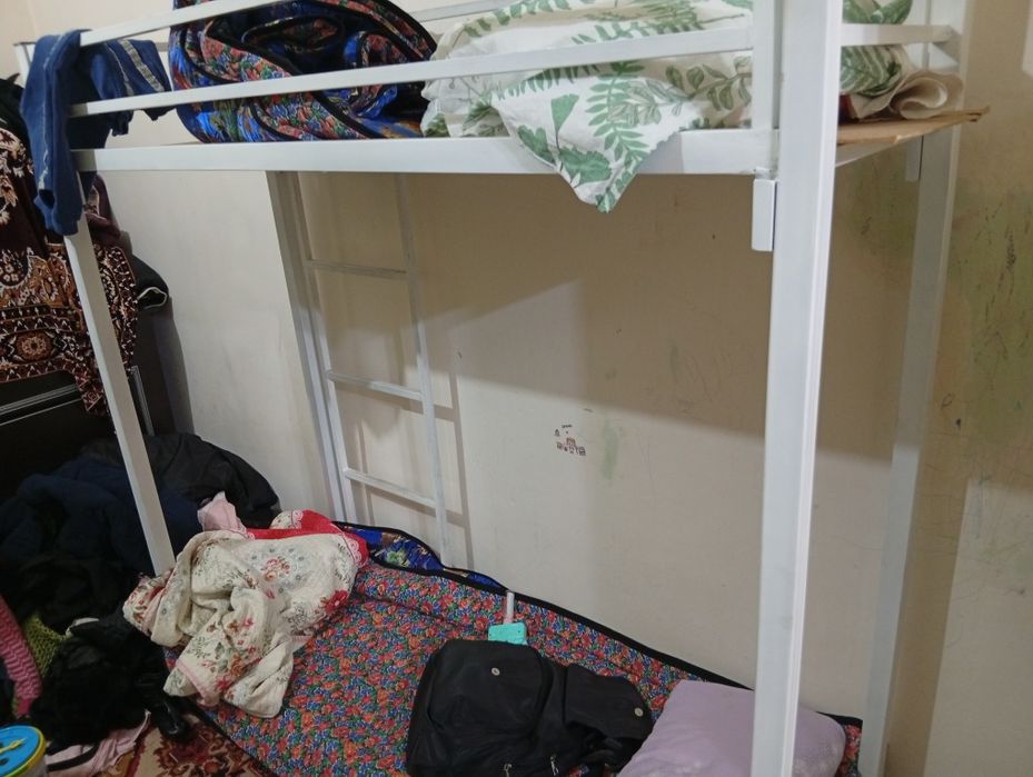 Bolalar uchun temir krovat ikki qavatli