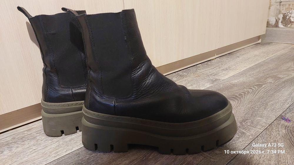 Продам сапоги челси. На высокой платформе.  Утеплённые.  Внутри байка.