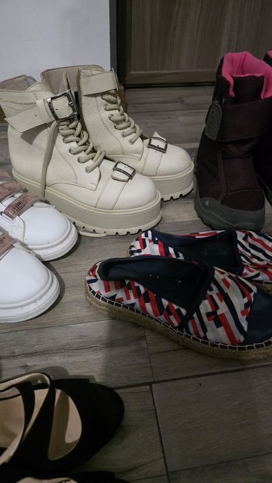 Papuci marimea 38/toti 150 lei