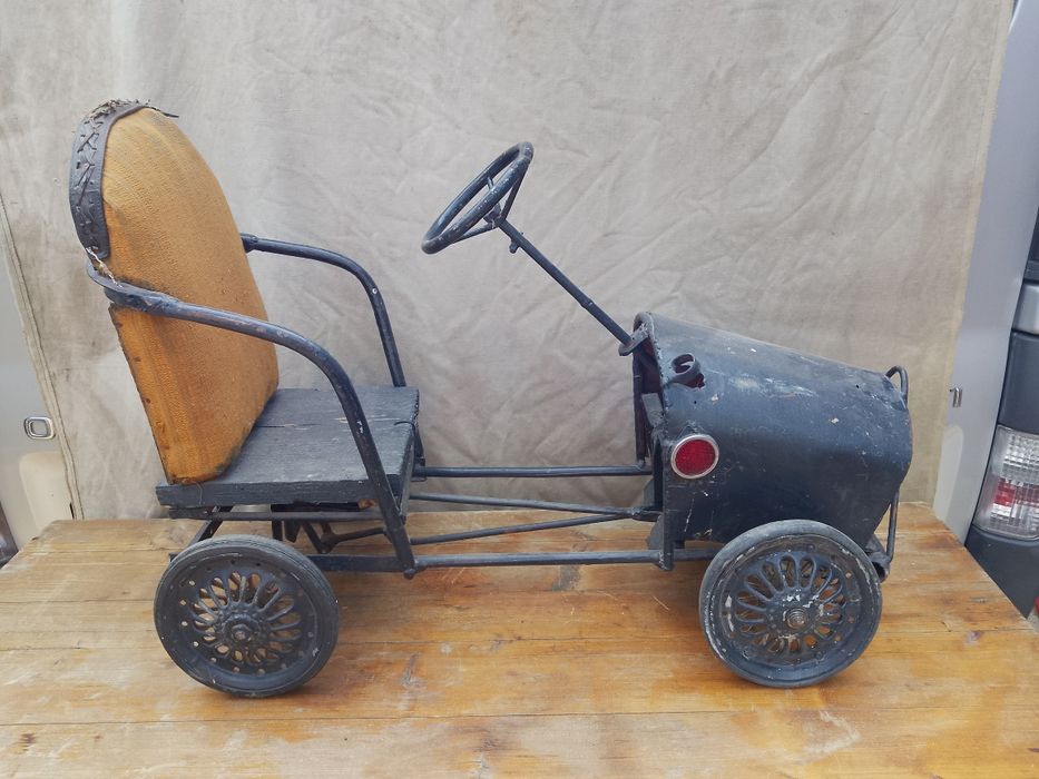 Mașinuță veche cu pedale, anii 70