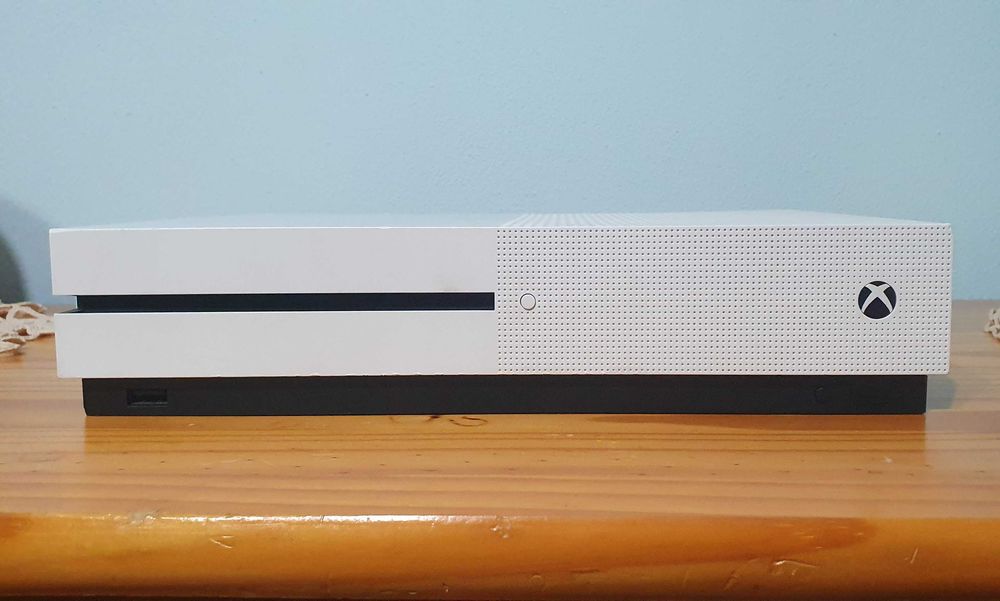 Xbox One S + controller + jocuri – stare foarte bună
