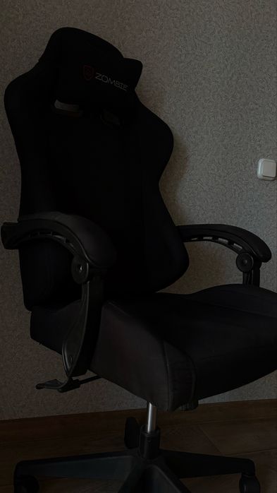 Игровое компьютерное кресло ZOMBIE в отличном состоянии