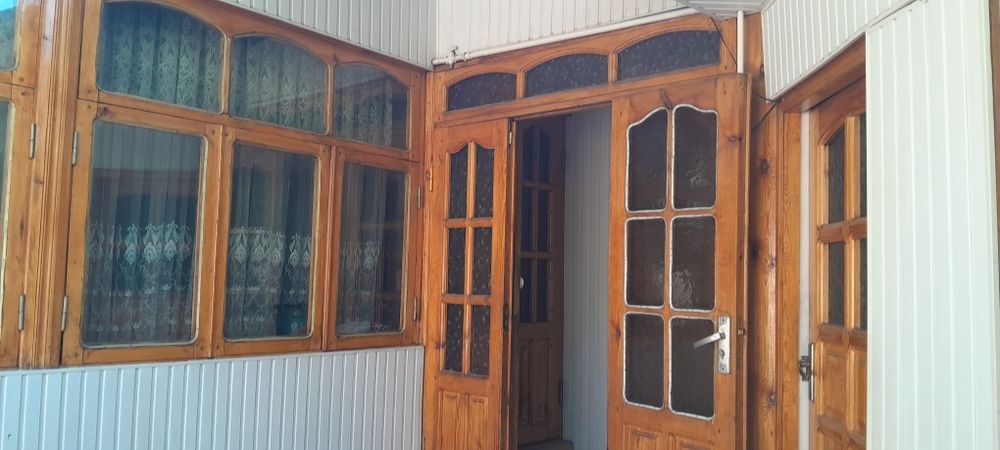 Hovli Uy sotiladi 140.000