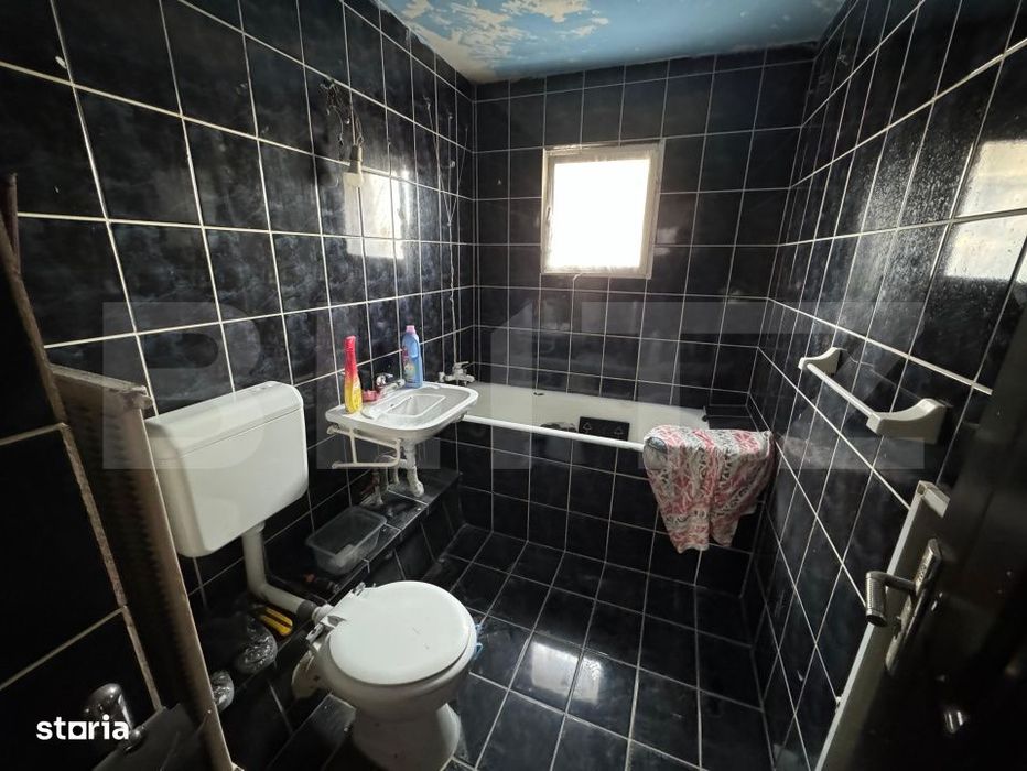 Apartament 3 camere, decomandat - zona Velenta