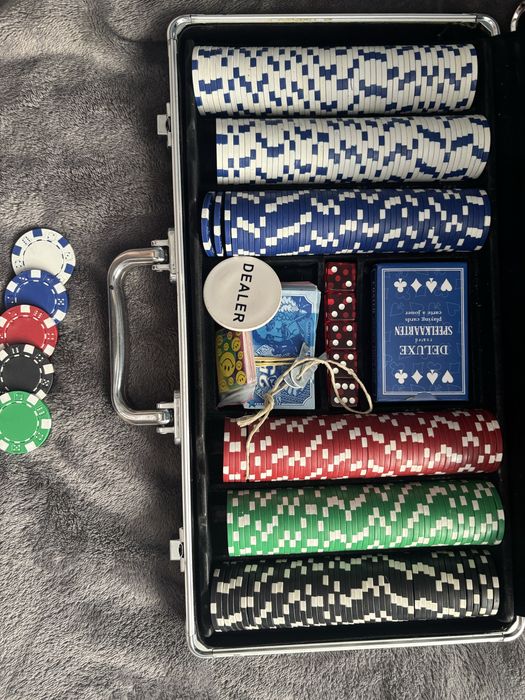Покер сет - куфарче, допълнителни чипове и карти за покер