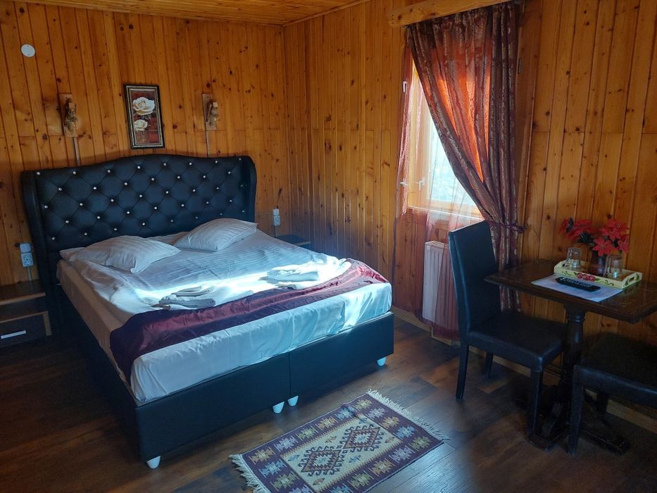 Sinaia centru, de închiriat vilă 9 camere, parcare 10 mașini, termen lung