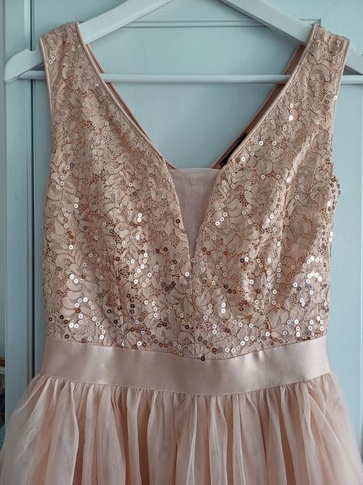 Дамска рокля в цвят шампанско