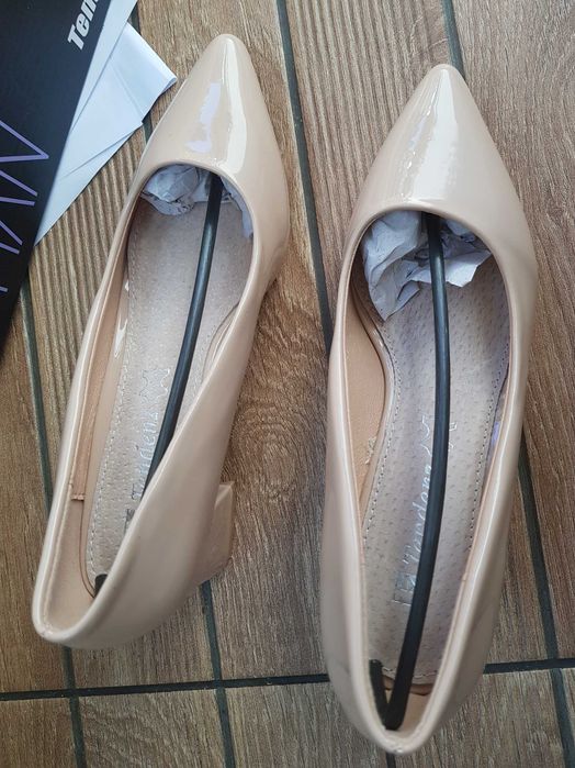 Нови обувки със среден ток.