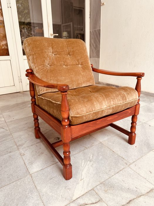 Удобно масивно кресло – ретро стил, много запазено, истински комфорт!