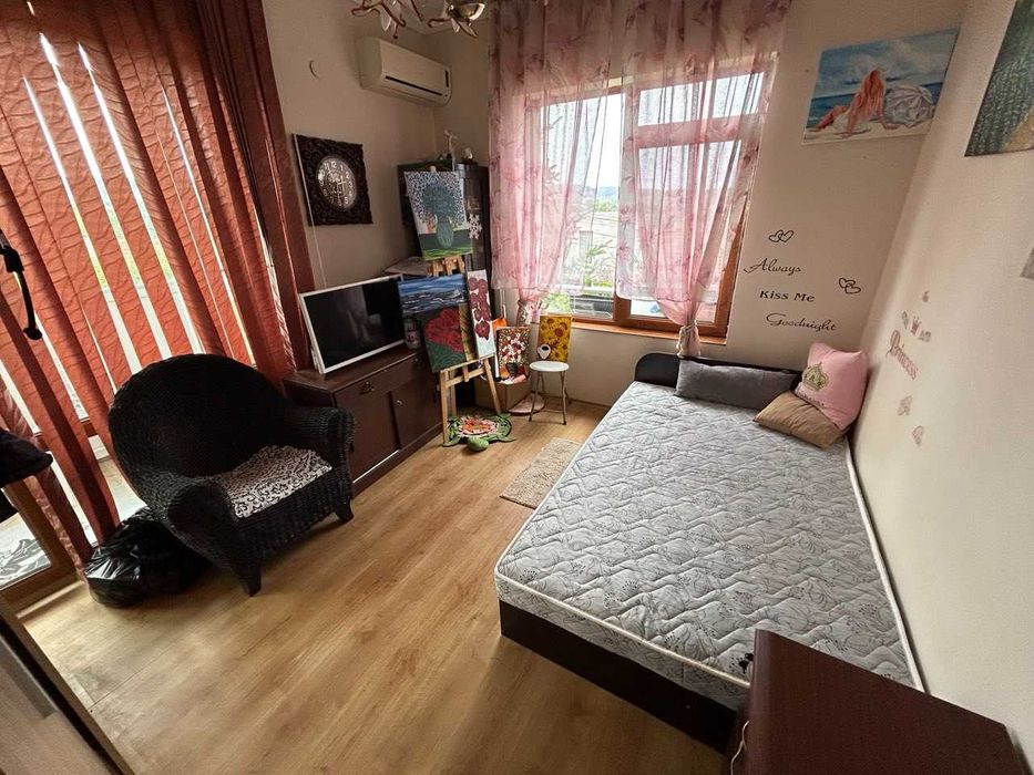 Тристаен! Обзаведен! Траката!