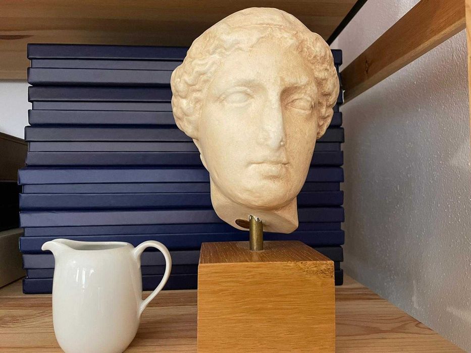 pahar pt masura lapte de uz menajer langa ceasca de cafea Chloe Paris