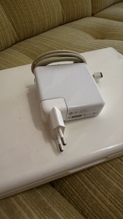 Ретро класика Apple MacBook 13" (Бял / Бял поликарбонат) – Модел A1342