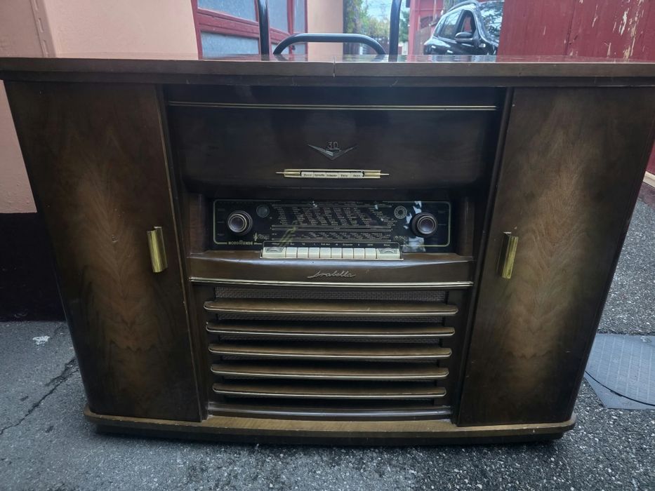 Comoda vintage cu radio, magnetofon si pickup