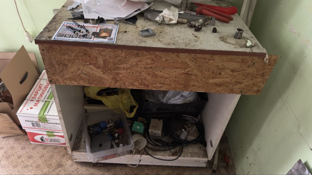 Отдам столы и тумбу даром  (без содержимого)