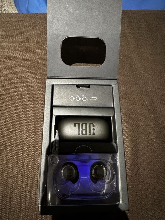 Слушалки JBL.