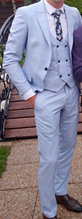 Vând costum bărbătesc 3 piese bleu deschis + bonus o cravata