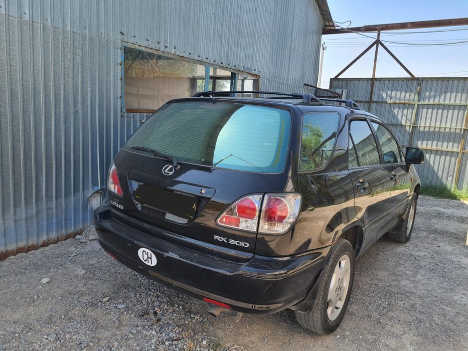 Продается автомобиль Lexus 300.