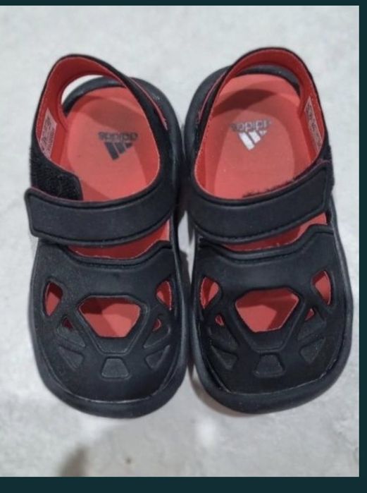 Sandale baietel alb cu albastru si rosu cu negru