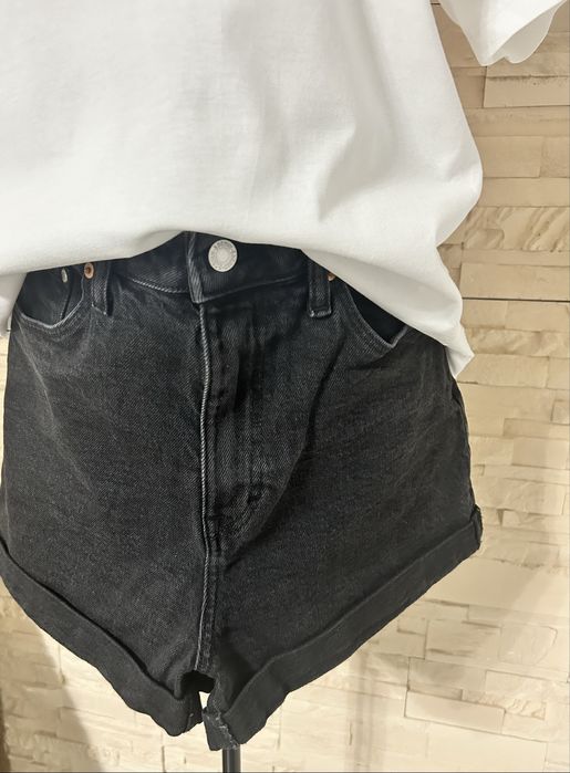 Pantaloni scurti H&M+ tricou H&M cadou.