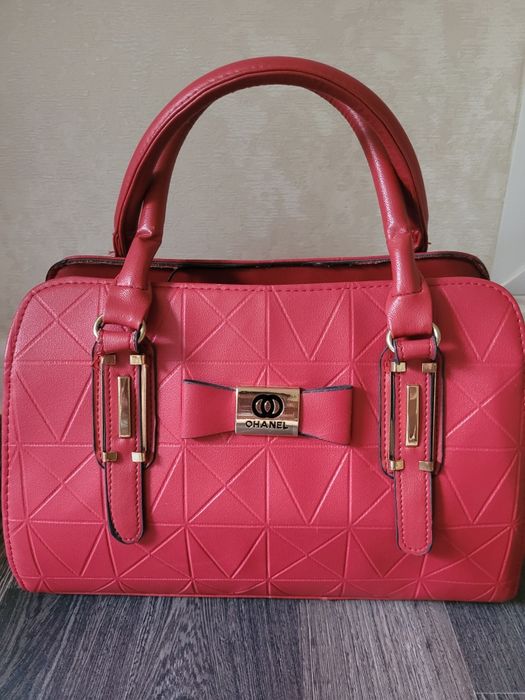 Продам красную сумку